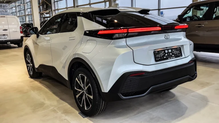 Toyota C HR 2 0L Hybrid 2026